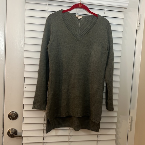 Merona V-Neck Gray Sweater with detailed stitching on rear. Size Small. - Picture 2 of 9